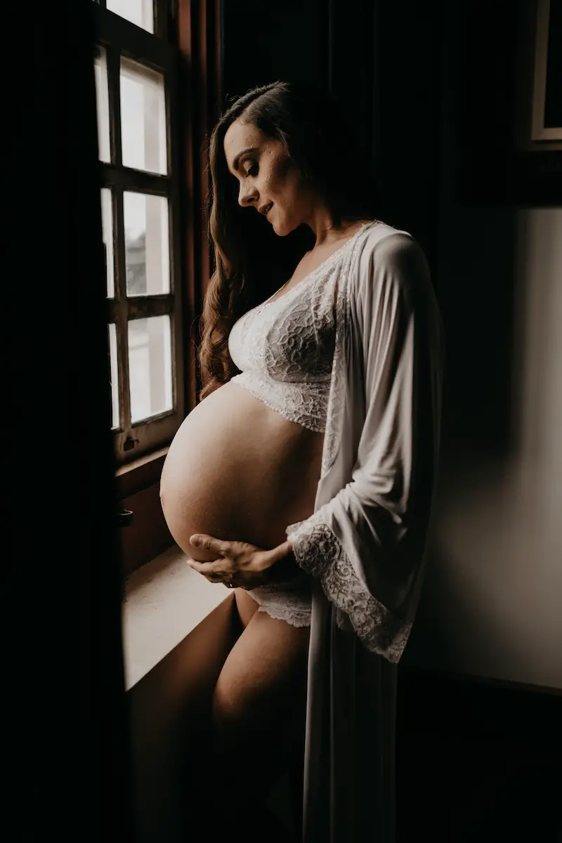 maternity boudoir photo shoot